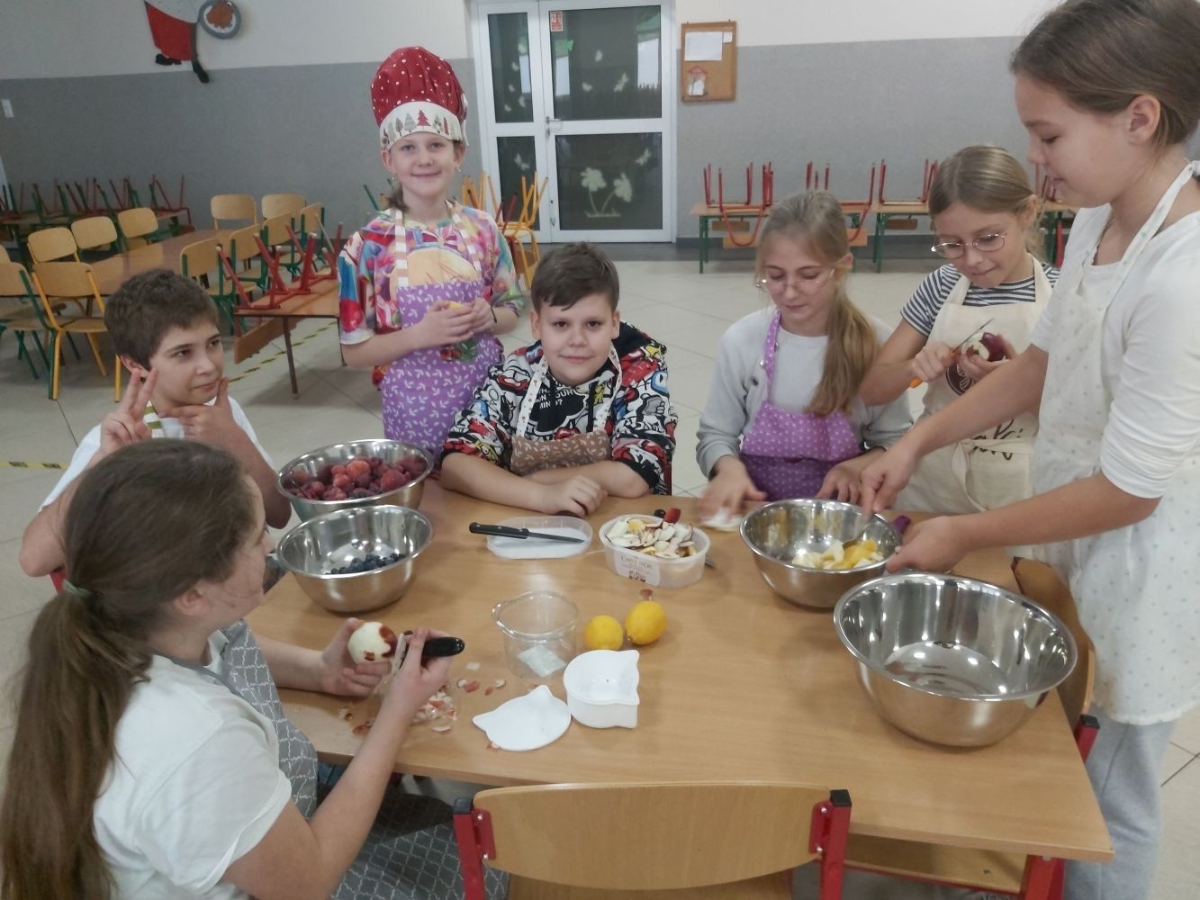 W szkolnej pracowni kulinarnej uczniowie należący do koła kulinarnego, doskonalili umiejętności przygotowania zdrowych i smacznych koktajli owocowych. Korzystali ze sprzętu zakupionego w ramach programu 