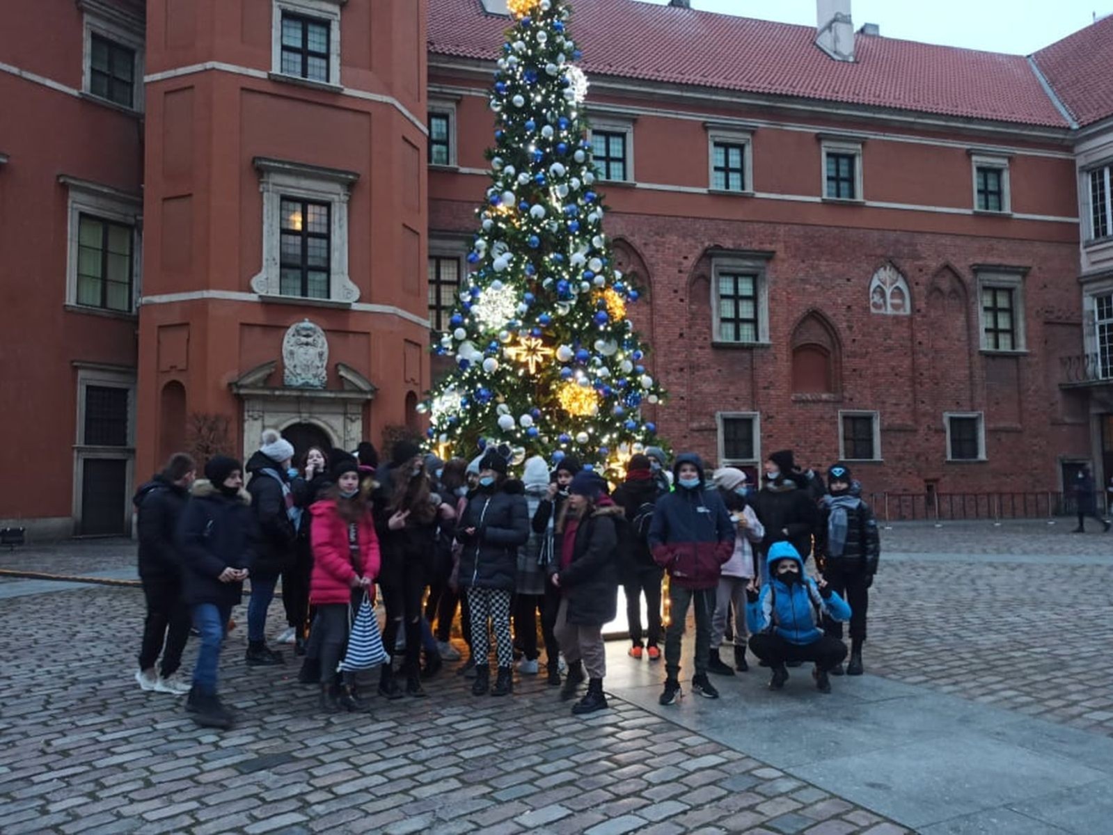 W dniach 9-11 grudnia 2021 uczniowie klas 7b i 7c uczestniczyli w wycieczce do stolicy Polski w ramach projektu Ministerstwa Edukacji i Nauki 