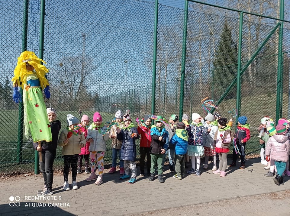 We wtorek 21 marca wszystkie Dzieci z naszego przedszkola świętowały Pierwszy Dzień Wiosny. Aby podkreślić charakter tego dnia, Przedszkolaki przyszły ubrane na zielono. Odbył się również marsz witający nadeszła porę roku ..:)