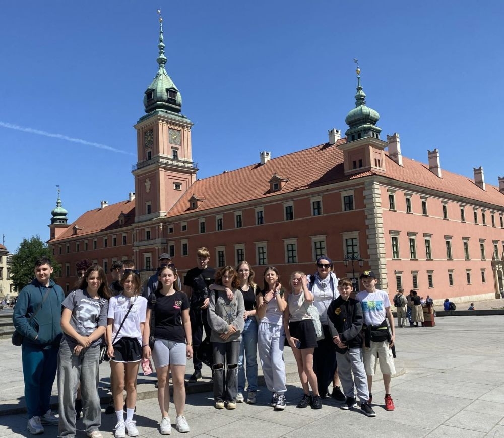 W dniach 15-16 maja klasy VII a, VII b i VI a odwiedziły stolicę. Pierwszy dzień rozpoczęliśmy od Placu Zamkowego i kolumny Zygmunta. Zwiedziliśmy Zamek Królewski i przespacerowaliśmy się bulwarem nadwiślańskim pod pomnik Syrenki, gdzie zrobiliśmy pamiątkowe zdjęcie. Popołudnie spędziliśmy w Centrum Nauki Kopernik. Drugi dzień rozpoczęliśmy spacerem po Parku Łazienkowskim, następnie przeszliśmy Krakowskim Przedmieściem pod Grób Nieznanego Żołnierza i Pałac Prezydencki. Oczywiście nie ominęliśmy też najbardziej charakterystycznego miejsca w Warszawie, czyli Pałacu Kultury i Nauki. Ostatnim punktem wycieczki była wizyta w Muzeum Powstania Warszawskiego. To były dwa dni pełne niezapomnianych wrażeń