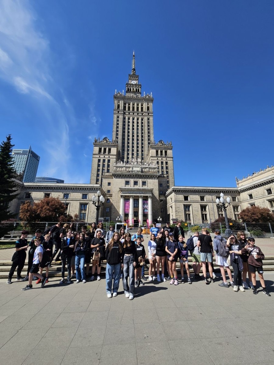 W dniach 15-16 maja klasy VII a, VII b i VI a odwiedziły stolicę. Pierwszy dzień rozpoczęliśmy od Placu Zamkowego i kolumny Zygmunta. Zwiedziliśmy Zamek Królewski i przespacerowaliśmy się bulwarem nadwiślańskim pod pomnik Syrenki, gdzie zrobiliśmy pamiątkowe zdjęcie. Popołudnie spędziliśmy w Centrum Nauki Kopernik. Drugi dzień rozpoczęliśmy spacerem po Parku Łazienkowskim, następnie przeszliśmy Krakowskim Przedmieściem pod Grób Nieznanego Żołnierza i Pałac Prezydencki. Oczywiście nie ominęliśmy też najbardziej charakterystycznego miejsca w Warszawie, czyli Pałacu Kultury i Nauki. Ostatnim punktem wycieczki była wizyta w Muzeum Powstania Warszawskiego. To były dwa dni pełne niezapomnianych wrażeń