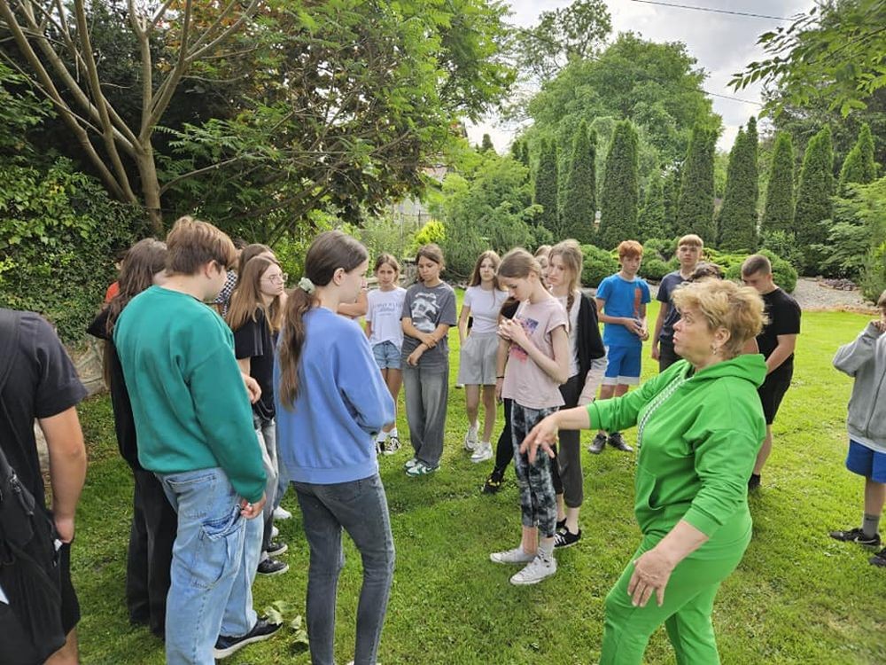 Super dzień! Za nami wizyta w zaprzyjaźnionym Aniołowie. Podczas spotkania uczestnicy wzięli udział w warsztatach międzykulturowych. Poznali doświadczenia Stowarzyszenia Aniołowo w ramach projektu Erasmus „Discovering Careers in Europe ‘’w zakresie ich współpracy z krajami UE. Poza tym, zgodnie z tematem projektu poznali zawód rolnika. Odwiedzili gospodarstwo rolników w Aniołowie. Była okazja do poznania zawodu, zwiedzania gospodarstwa, rozmów z rolnikami. Uczniowie klasy 7a i 7b poznali zasady gry w bule czyli tradycyjną francuska grę oraz zdobyli podstawowe umiejętności  żonglerki piłeczkami. Był to świetny pomysł na zabawę i integracje klas.
Dziękujemy serdecznie za miłe przyjęcie.