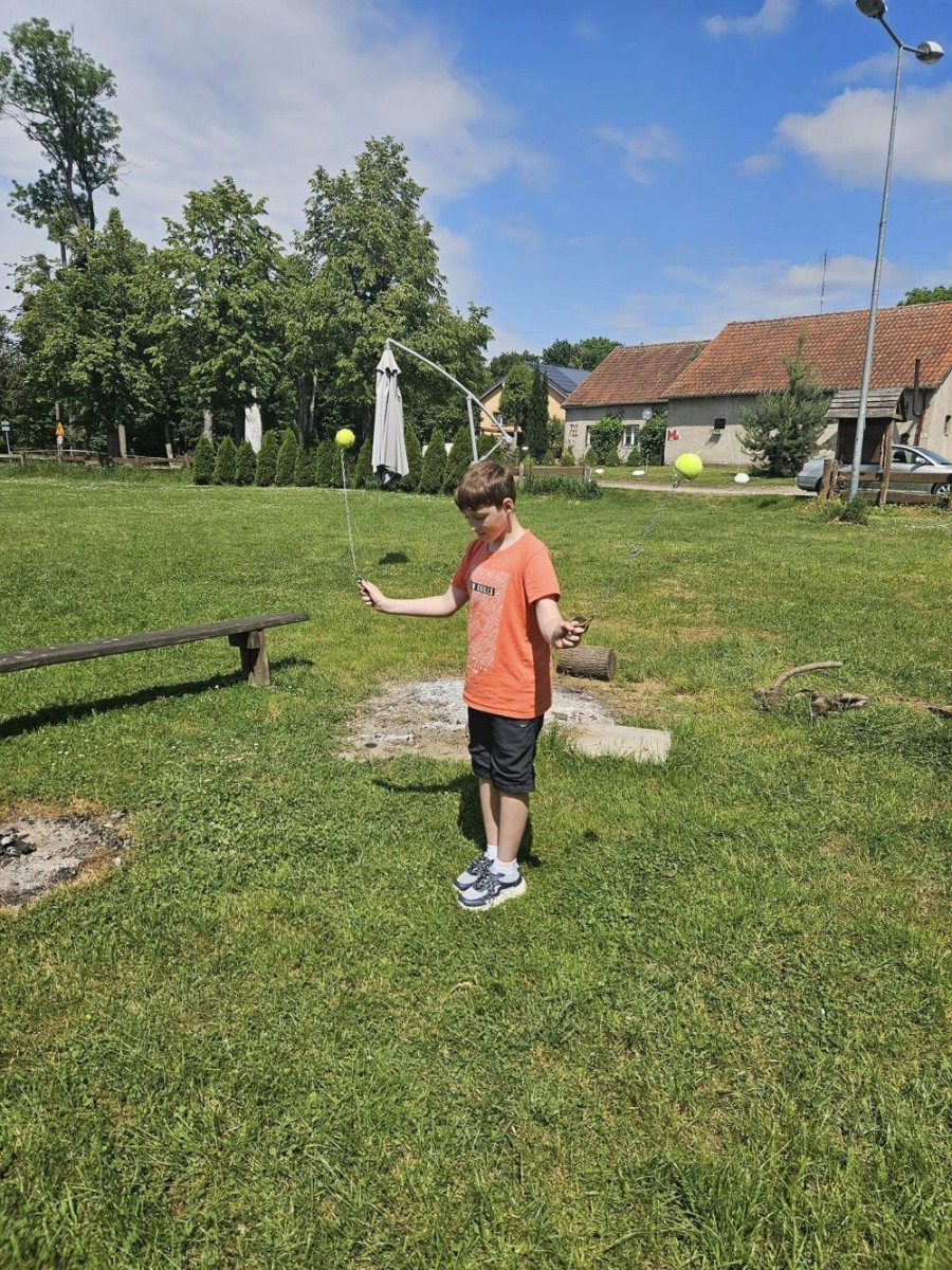 Super dzień! Za nami wizyta w zaprzyjaźnionym Aniołowie. Podczas spotkania uczestnicy wzięli udział w warsztatach międzykulturowych. Poznali doświadczenia Stowarzyszenia Aniołowo w ramach projektu Erasmus „Discovering Careers in Europe ‘’w zakresie ich współpracy z krajami UE. Poza tym, zgodnie z tematem projektu poznali zawód rolnika. Odwiedzili gospodarstwo rolników w Aniołowie. Była okazja do poznania zawodu, zwiedzania gospodarstwa, rozmów z rolnikami. Uczniowie klasy 7a i 7b poznali zasady gry w bule czyli tradycyjną francuska grę oraz zdobyli podstawowe umiejętności  żonglerki piłeczkami. Był to świetny pomysł na zabawę i integracje klas.
Dziękujemy serdecznie za miłe przyjęcie.