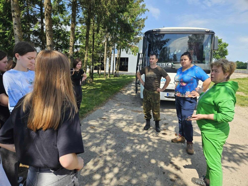 Super dzień! Za nami wizyta w zaprzyjaźnionym Aniołowie. Podczas spotkania uczestnicy wzięli udział w warsztatach międzykulturowych. Poznali doświadczenia Stowarzyszenia Aniołowo w ramach projektu Erasmus „Discovering Careers in Europe ‘’w zakresie ich współpracy z krajami UE. Poza tym, zgodnie z tematem projektu poznali zawód rolnika. Odwiedzili gospodarstwo rolników w Aniołowie. Była okazja do poznania zawodu, zwiedzania gospodarstwa, rozmów z rolnikami. Uczniowie klasy 7a i 7b poznali zasady gry w bule czyli tradycyjną francuska grę oraz zdobyli podstawowe umiejętności  żonglerki piłeczkami. Był to świetny pomysł na zabawę i integracje klas.
Dziękujemy serdecznie za miłe przyjęcie.