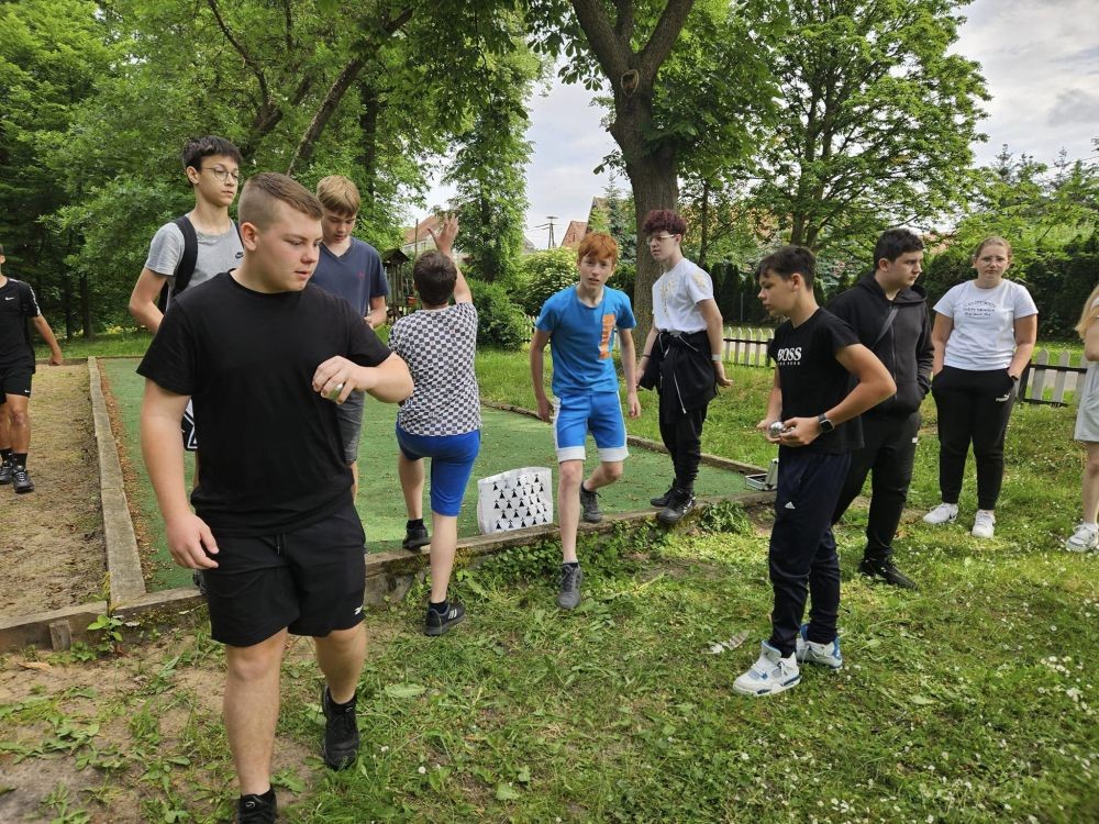 Super dzień! Za nami wizyta w zaprzyjaźnionym Aniołowie. Podczas spotkania uczestnicy wzięli udział w warsztatach międzykulturowych. Poznali doświadczenia Stowarzyszenia Aniołowo w ramach projektu Erasmus „Discovering Careers in Europe ‘’w zakresie ich współpracy z krajami UE. Poza tym, zgodnie z tematem projektu poznali zawód rolnika. Odwiedzili gospodarstwo rolników w Aniołowie. Była okazja do poznania zawodu, zwiedzania gospodarstwa, rozmów z rolnikami. Uczniowie klasy 7a i 7b poznali zasady gry w bule czyli tradycyjną francuska grę oraz zdobyli podstawowe umiejętności  żonglerki piłeczkami. Był to świetny pomysł na zabawę i integracje klas.
Dziękujemy serdecznie za miłe przyjęcie.