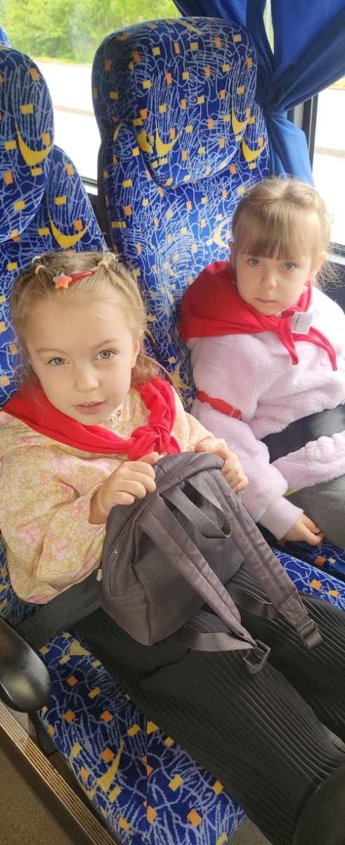	Dnia 22 maja 20205 roku dzieci  z grupy „Zajączki” oraz „Leśne Skrzaty” z oddziałów przedszkolnych przy SP2 udały się na wycieczkę do Zagrody Edukacyjnej „Ziołowy Dzbanek” . Podczas wizyty dzieci uczestniczyły w warsztatach, gdzie miały okazję własnoręcznie wykonać piękny prezent, który wręczą podczas  zbliżającego się
” Dnia Mamy”. Kolejną atrakcją dla dzieci był spacer po „Ogrodzie Ziołowym”, gdzie  miały okazję zobaczyć, powąchać  oraz poznać zastosowanie niektórych ziół. Natomiast w „Chacie Zielarskiej”miały okazję zobaczyć różne sprzęty codziennego użytku z dawnych lat. Dodatkową atrakcją dla dzieci było spotkanie ze zwierzętami w mini zoo, gdzie mogły dosyć nieśmiało z małą dozą niepewności nakarmić znajdujące się tam zwierzęta. Na zakończenie pełnej emocji wizyty dzieci zjadły przygotowane przez gospodarzy pyszne czekoladowe babeczki i wypiły domowy kompot. Uśmiech na twarzach dzieci był najlepszym dowodem na to , iż wycieczkę możemy uznać za udaną :)
