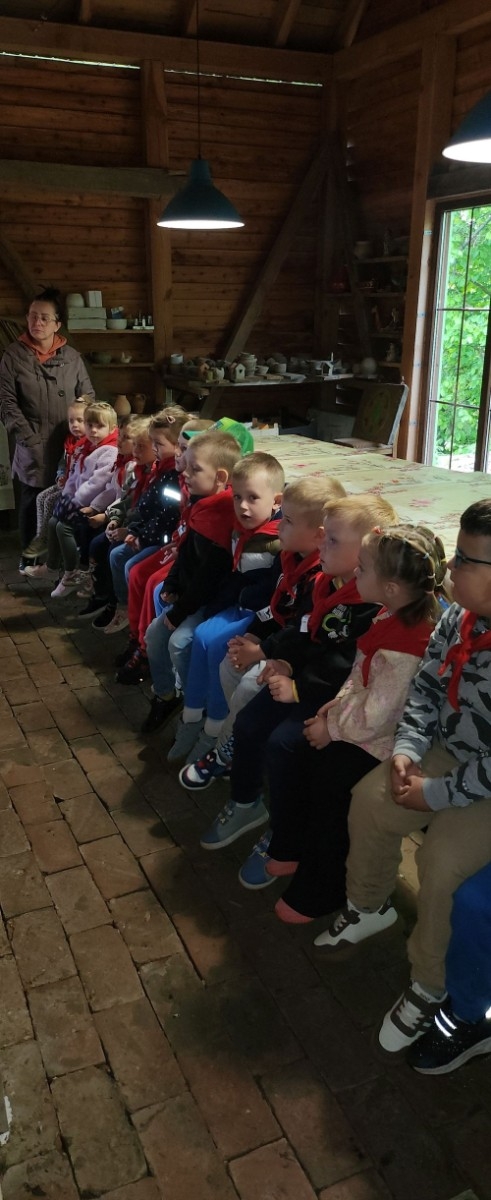 	Dnia 22 maja 20205 roku dzieci  z grupy „Zajączki” oraz „Leśne Skrzaty” z oddziałów przedszkolnych przy SP2 udały się na wycieczkę do Zagrody Edukacyjnej „Ziołowy Dzbanek” . Podczas wizyty dzieci uczestniczyły w warsztatach, gdzie miały okazję własnoręcznie wykonać piękny prezent, który wręczą podczas  zbliżającego się
” Dnia Mamy”. Kolejną atrakcją dla dzieci był spacer po „Ogrodzie Ziołowym”, gdzie  miały okazję zobaczyć, powąchać  oraz poznać zastosowanie niektórych ziół. Natomiast w „Chacie Zielarskiej”miały okazję zobaczyć różne sprzęty codziennego użytku z dawnych lat. Dodatkową atrakcją dla dzieci było spotkanie ze zwierzętami w mini zoo, gdzie mogły dosyć nieśmiało z małą dozą niepewności nakarmić znajdujące się tam zwierzęta. Na zakończenie pełnej emocji wizyty dzieci zjadły przygotowane przez gospodarzy pyszne czekoladowe babeczki i wypiły domowy kompot. Uśmiech na twarzach dzieci był najlepszym dowodem na to , iż wycieczkę możemy uznać za udaną :)
