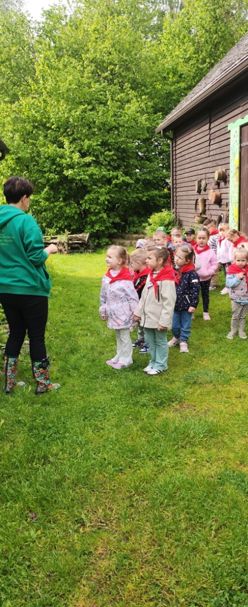 	Dnia 22 maja 20205 roku dzieci  z grupy „Zajączki” oraz „Leśne Skrzaty” z oddziałów przedszkolnych przy SP2 udały się na wycieczkę do Zagrody Edukacyjnej „Ziołowy Dzbanek” . Podczas wizyty dzieci uczestniczyły w warsztatach, gdzie miały okazję własnoręcznie wykonać piękny prezent, który wręczą podczas  zbliżającego się
” Dnia Mamy”. Kolejną atrakcją dla dzieci był spacer po „Ogrodzie Ziołowym”, gdzie  miały okazję zobaczyć, powąchać  oraz poznać zastosowanie niektórych ziół. Natomiast w „Chacie Zielarskiej”miały okazję zobaczyć różne sprzęty codziennego użytku z dawnych lat. Dodatkową atrakcją dla dzieci było spotkanie ze zwierzętami w mini zoo, gdzie mogły dosyć nieśmiało z małą dozą niepewności nakarmić znajdujące się tam zwierzęta. Na zakończenie pełnej emocji wizyty dzieci zjadły przygotowane przez gospodarzy pyszne czekoladowe babeczki i wypiły domowy kompot. Uśmiech na twarzach dzieci był najlepszym dowodem na to , iż wycieczkę możemy uznać za udaną :)
