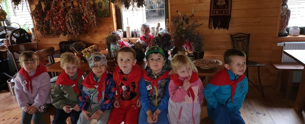 	Dnia 22 maja 20205 roku dzieci  z grupy „Zajączki” oraz „Leśne Skrzaty” z oddziałów przedszkolnych przy SP2 udały się na wycieczkę do Zagrody Edukacyjnej „Ziołowy Dzbanek” . Podczas wizyty dzieci uczestniczyły w warsztatach, gdzie miały okazję własnoręcznie wykonać piękny prezent, który wręczą podczas  zbliżającego się
” Dnia Mamy”. Kolejną atrakcją dla dzieci był spacer po „Ogrodzie Ziołowym”, gdzie  miały okazję zobaczyć, powąchać  oraz poznać zastosowanie niektórych ziół. Natomiast w „Chacie Zielarskiej”miały okazję zobaczyć różne sprzęty codziennego użytku z dawnych lat. Dodatkową atrakcją dla dzieci było spotkanie ze zwierzętami w mini zoo, gdzie mogły dosyć nieśmiało z małą dozą niepewności nakarmić znajdujące się tam zwierzęta. Na zakończenie pełnej emocji wizyty dzieci zjadły przygotowane przez gospodarzy pyszne czekoladowe babeczki i wypiły domowy kompot. Uśmiech na twarzach dzieci był najlepszym dowodem na to , iż wycieczkę możemy uznać za udaną :)
