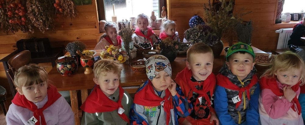 	Dnia 22 maja 20205 roku dzieci  z grupy „Zajączki” oraz „Leśne Skrzaty” z oddziałów przedszkolnych przy SP2 udały się na wycieczkę do Zagrody Edukacyjnej „Ziołowy Dzbanek” . Podczas wizyty dzieci uczestniczyły w warsztatach, gdzie miały okazję własnoręcznie wykonać piękny prezent, który wręczą podczas  zbliżającego się
” Dnia Mamy”. Kolejną atrakcją dla dzieci był spacer po „Ogrodzie Ziołowym”, gdzie  miały okazję zobaczyć, powąchać  oraz poznać zastosowanie niektórych ziół. Natomiast w „Chacie Zielarskiej”miały okazję zobaczyć różne sprzęty codziennego użytku z dawnych lat. Dodatkową atrakcją dla dzieci było spotkanie ze zwierzętami w mini zoo, gdzie mogły dosyć nieśmiało z małą dozą niepewności nakarmić znajdujące się tam zwierzęta. Na zakończenie pełnej emocji wizyty dzieci zjadły przygotowane przez gospodarzy pyszne czekoladowe babeczki i wypiły domowy kompot. Uśmiech na twarzach dzieci był najlepszym dowodem na to , iż wycieczkę możemy uznać za udaną :)
