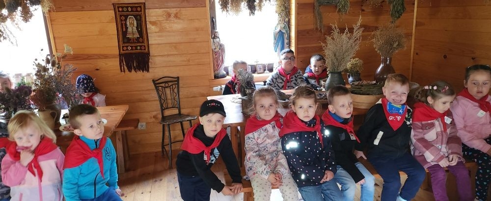 	Dnia 22 maja 20205 roku dzieci  z grupy „Zajączki” oraz „Leśne Skrzaty” z oddziałów przedszkolnych przy SP2 udały się na wycieczkę do Zagrody Edukacyjnej „Ziołowy Dzbanek” . Podczas wizyty dzieci uczestniczyły w warsztatach, gdzie miały okazję własnoręcznie wykonać piękny prezent, który wręczą podczas  zbliżającego się
” Dnia Mamy”. Kolejną atrakcją dla dzieci był spacer po „Ogrodzie Ziołowym”, gdzie  miały okazję zobaczyć, powąchać  oraz poznać zastosowanie niektórych ziół. Natomiast w „Chacie Zielarskiej”miały okazję zobaczyć różne sprzęty codziennego użytku z dawnych lat. Dodatkową atrakcją dla dzieci było spotkanie ze zwierzętami w mini zoo, gdzie mogły dosyć nieśmiało z małą dozą niepewności nakarmić znajdujące się tam zwierzęta. Na zakończenie pełnej emocji wizyty dzieci zjadły przygotowane przez gospodarzy pyszne czekoladowe babeczki i wypiły domowy kompot. Uśmiech na twarzach dzieci był najlepszym dowodem na to , iż wycieczkę możemy uznać za udaną :)
