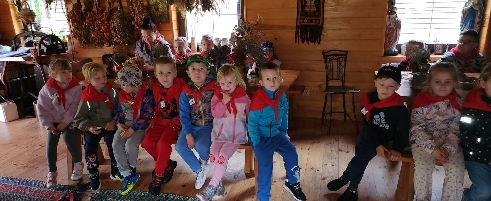 	Dnia 22 maja 20205 roku dzieci  z grupy „Zajączki” oraz „Leśne Skrzaty” z oddziałów przedszkolnych przy SP2 udały się na wycieczkę do Zagrody Edukacyjnej „Ziołowy Dzbanek” . Podczas wizyty dzieci uczestniczyły w warsztatach, gdzie miały okazję własnoręcznie wykonać piękny prezent, który wręczą podczas  zbliżającego się
” Dnia Mamy”. Kolejną atrakcją dla dzieci był spacer po „Ogrodzie Ziołowym”, gdzie  miały okazję zobaczyć, powąchać  oraz poznać zastosowanie niektórych ziół. Natomiast w „Chacie Zielarskiej”miały okazję zobaczyć różne sprzęty codziennego użytku z dawnych lat. Dodatkową atrakcją dla dzieci było spotkanie ze zwierzętami w mini zoo, gdzie mogły dosyć nieśmiało z małą dozą niepewności nakarmić znajdujące się tam zwierzęta. Na zakończenie pełnej emocji wizyty dzieci zjadły przygotowane przez gospodarzy pyszne czekoladowe babeczki i wypiły domowy kompot. Uśmiech na twarzach dzieci był najlepszym dowodem na to , iż wycieczkę możemy uznać za udaną :)
