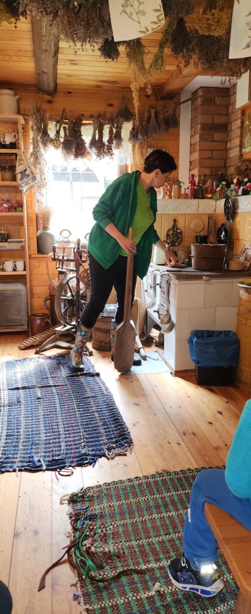 	Dnia 22 maja 20205 roku dzieci  z grupy „Zajączki” oraz „Leśne Skrzaty” z oddziałów przedszkolnych przy SP2 udały się na wycieczkę do Zagrody Edukacyjnej „Ziołowy Dzbanek” . Podczas wizyty dzieci uczestniczyły w warsztatach, gdzie miały okazję własnoręcznie wykonać piękny prezent, który wręczą podczas  zbliżającego się
” Dnia Mamy”. Kolejną atrakcją dla dzieci był spacer po „Ogrodzie Ziołowym”, gdzie  miały okazję zobaczyć, powąchać  oraz poznać zastosowanie niektórych ziół. Natomiast w „Chacie Zielarskiej”miały okazję zobaczyć różne sprzęty codziennego użytku z dawnych lat. Dodatkową atrakcją dla dzieci było spotkanie ze zwierzętami w mini zoo, gdzie mogły dosyć nieśmiało z małą dozą niepewności nakarmić znajdujące się tam zwierzęta. Na zakończenie pełnej emocji wizyty dzieci zjadły przygotowane przez gospodarzy pyszne czekoladowe babeczki i wypiły domowy kompot. Uśmiech na twarzach dzieci był najlepszym dowodem na to , iż wycieczkę możemy uznać za udaną :)
