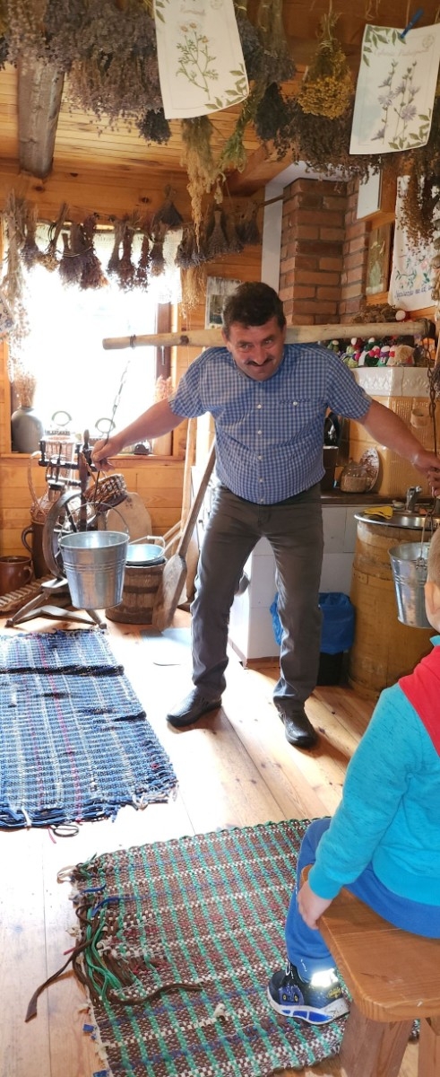 	Dnia 22 maja 20205 roku dzieci  z grupy „Zajączki” oraz „Leśne Skrzaty” z oddziałów przedszkolnych przy SP2 udały się na wycieczkę do Zagrody Edukacyjnej „Ziołowy Dzbanek” . Podczas wizyty dzieci uczestniczyły w warsztatach, gdzie miały okazję własnoręcznie wykonać piękny prezent, który wręczą podczas  zbliżającego się
” Dnia Mamy”. Kolejną atrakcją dla dzieci był spacer po „Ogrodzie Ziołowym”, gdzie  miały okazję zobaczyć, powąchać  oraz poznać zastosowanie niektórych ziół. Natomiast w „Chacie Zielarskiej”miały okazję zobaczyć różne sprzęty codziennego użytku z dawnych lat. Dodatkową atrakcją dla dzieci było spotkanie ze zwierzętami w mini zoo, gdzie mogły dosyć nieśmiało z małą dozą niepewności nakarmić znajdujące się tam zwierzęta. Na zakończenie pełnej emocji wizyty dzieci zjadły przygotowane przez gospodarzy pyszne czekoladowe babeczki i wypiły domowy kompot. Uśmiech na twarzach dzieci był najlepszym dowodem na to , iż wycieczkę możemy uznać za udaną :)
