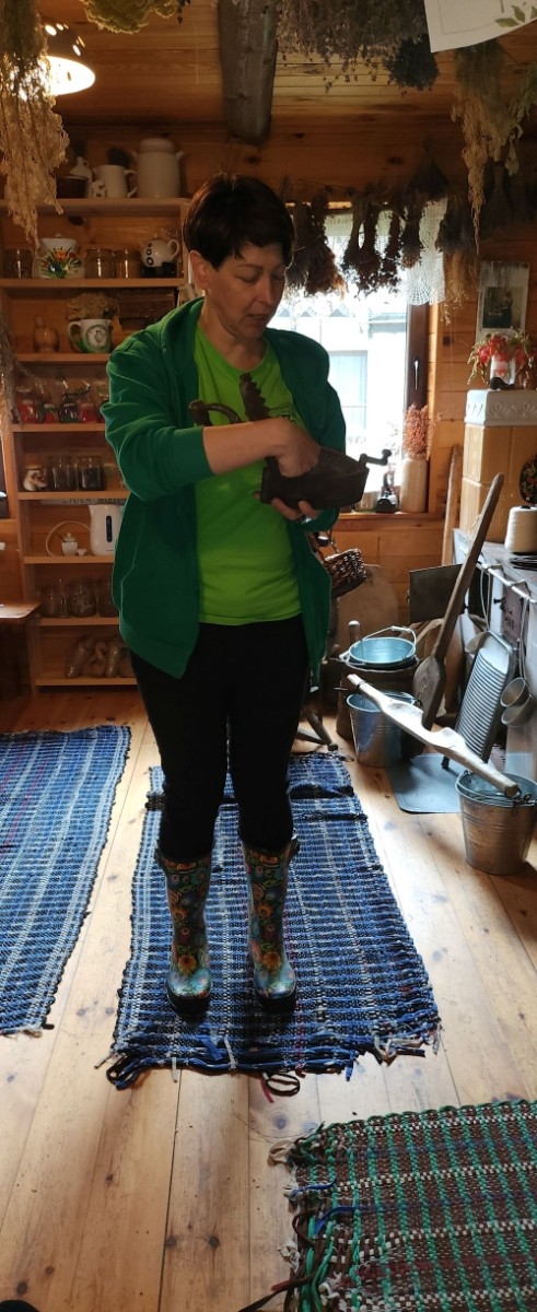 	Dnia 22 maja 20205 roku dzieci  z grupy „Zajączki” oraz „Leśne Skrzaty” z oddziałów przedszkolnych przy SP2 udały się na wycieczkę do Zagrody Edukacyjnej „Ziołowy Dzbanek” . Podczas wizyty dzieci uczestniczyły w warsztatach, gdzie miały okazję własnoręcznie wykonać piękny prezent, który wręczą podczas  zbliżającego się
” Dnia Mamy”. Kolejną atrakcją dla dzieci był spacer po „Ogrodzie Ziołowym”, gdzie  miały okazję zobaczyć, powąchać  oraz poznać zastosowanie niektórych ziół. Natomiast w „Chacie Zielarskiej”miały okazję zobaczyć różne sprzęty codziennego użytku z dawnych lat. Dodatkową atrakcją dla dzieci było spotkanie ze zwierzętami w mini zoo, gdzie mogły dosyć nieśmiało z małą dozą niepewności nakarmić znajdujące się tam zwierzęta. Na zakończenie pełnej emocji wizyty dzieci zjadły przygotowane przez gospodarzy pyszne czekoladowe babeczki i wypiły domowy kompot. Uśmiech na twarzach dzieci był najlepszym dowodem na to , iż wycieczkę możemy uznać za udaną :)
