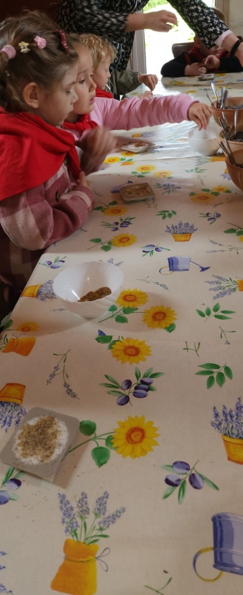 	Dnia 22 maja 20205 roku dzieci  z grupy „Zajączki” oraz „Leśne Skrzaty” z oddziałów przedszkolnych przy SP2 udały się na wycieczkę do Zagrody Edukacyjnej „Ziołowy Dzbanek” . Podczas wizyty dzieci uczestniczyły w warsztatach, gdzie miały okazję własnoręcznie wykonać piękny prezent, który wręczą podczas  zbliżającego się
” Dnia Mamy”. Kolejną atrakcją dla dzieci był spacer po „Ogrodzie Ziołowym”, gdzie  miały okazję zobaczyć, powąchać  oraz poznać zastosowanie niektórych ziół. Natomiast w „Chacie Zielarskiej”miały okazję zobaczyć różne sprzęty codziennego użytku z dawnych lat. Dodatkową atrakcją dla dzieci było spotkanie ze zwierzętami w mini zoo, gdzie mogły dosyć nieśmiało z małą dozą niepewności nakarmić znajdujące się tam zwierzęta. Na zakończenie pełnej emocji wizyty dzieci zjadły przygotowane przez gospodarzy pyszne czekoladowe babeczki i wypiły domowy kompot. Uśmiech na twarzach dzieci był najlepszym dowodem na to , iż wycieczkę możemy uznać za udaną :)
