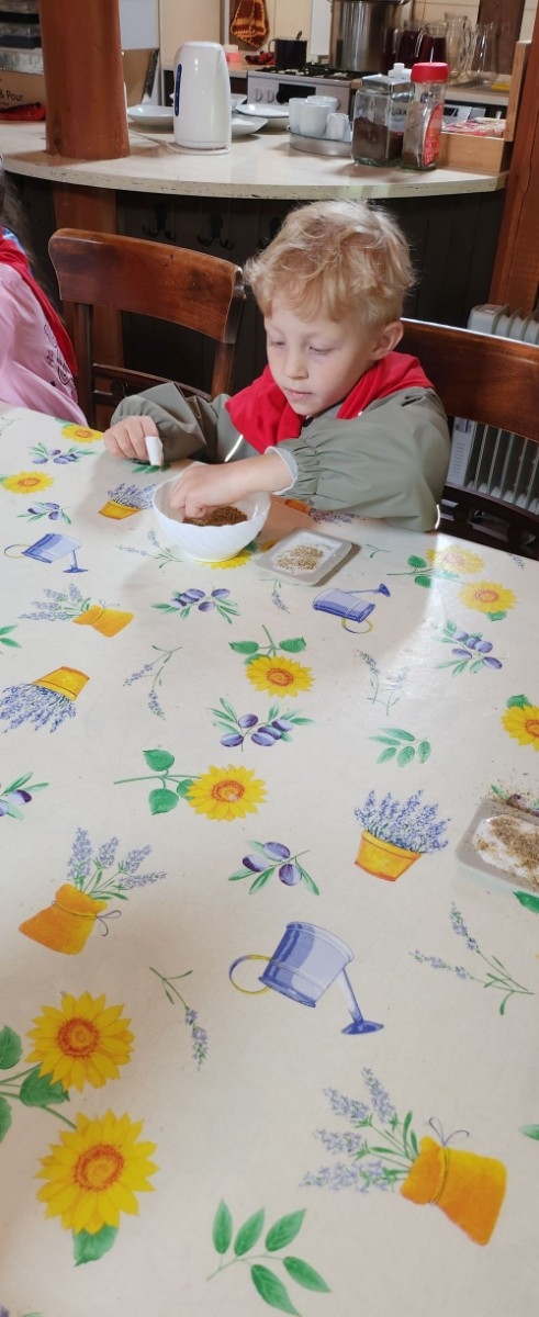 	Dnia 22 maja 20205 roku dzieci  z grupy „Zajączki” oraz „Leśne Skrzaty” z oddziałów przedszkolnych przy SP2 udały się na wycieczkę do Zagrody Edukacyjnej „Ziołowy Dzbanek” . Podczas wizyty dzieci uczestniczyły w warsztatach, gdzie miały okazję własnoręcznie wykonać piękny prezent, który wręczą podczas  zbliżającego się
” Dnia Mamy”. Kolejną atrakcją dla dzieci był spacer po „Ogrodzie Ziołowym”, gdzie  miały okazję zobaczyć, powąchać  oraz poznać zastosowanie niektórych ziół. Natomiast w „Chacie Zielarskiej”miały okazję zobaczyć różne sprzęty codziennego użytku z dawnych lat. Dodatkową atrakcją dla dzieci było spotkanie ze zwierzętami w mini zoo, gdzie mogły dosyć nieśmiało z małą dozą niepewności nakarmić znajdujące się tam zwierzęta. Na zakończenie pełnej emocji wizyty dzieci zjadły przygotowane przez gospodarzy pyszne czekoladowe babeczki i wypiły domowy kompot. Uśmiech na twarzach dzieci był najlepszym dowodem na to , iż wycieczkę możemy uznać za udaną :)
