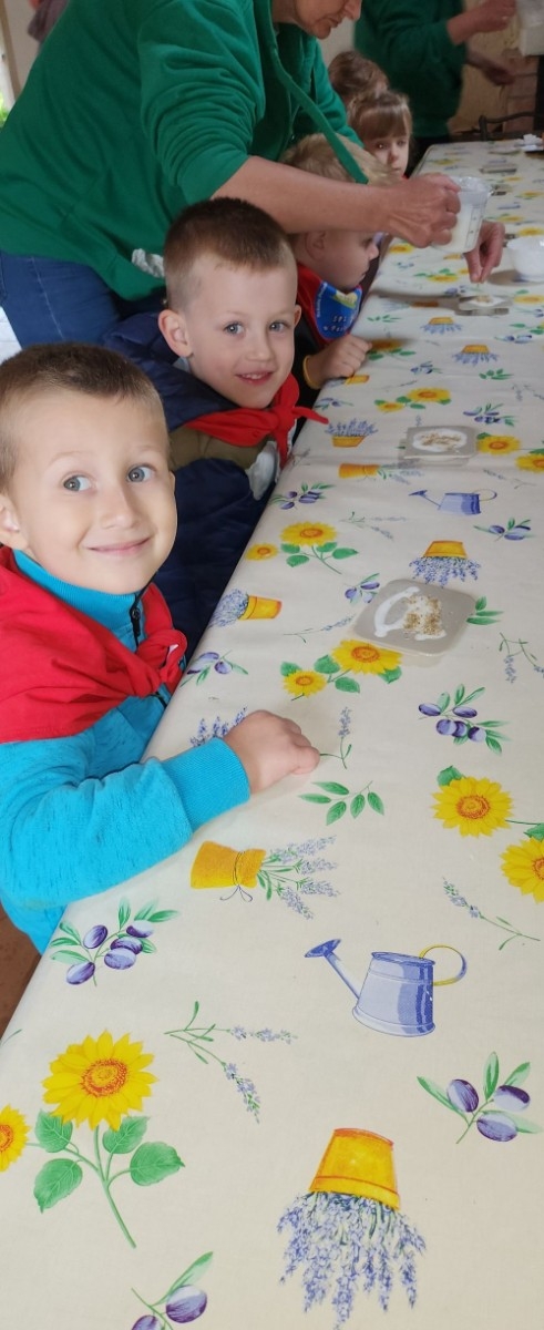 	Dnia 22 maja 20205 roku dzieci  z grupy „Zajączki” oraz „Leśne Skrzaty” z oddziałów przedszkolnych przy SP2 udały się na wycieczkę do Zagrody Edukacyjnej „Ziołowy Dzbanek” . Podczas wizyty dzieci uczestniczyły w warsztatach, gdzie miały okazję własnoręcznie wykonać piękny prezent, który wręczą podczas  zbliżającego się
” Dnia Mamy”. Kolejną atrakcją dla dzieci był spacer po „Ogrodzie Ziołowym”, gdzie  miały okazję zobaczyć, powąchać  oraz poznać zastosowanie niektórych ziół. Natomiast w „Chacie Zielarskiej”miały okazję zobaczyć różne sprzęty codziennego użytku z dawnych lat. Dodatkową atrakcją dla dzieci było spotkanie ze zwierzętami w mini zoo, gdzie mogły dosyć nieśmiało z małą dozą niepewności nakarmić znajdujące się tam zwierzęta. Na zakończenie pełnej emocji wizyty dzieci zjadły przygotowane przez gospodarzy pyszne czekoladowe babeczki i wypiły domowy kompot. Uśmiech na twarzach dzieci był najlepszym dowodem na to , iż wycieczkę możemy uznać za udaną :)
