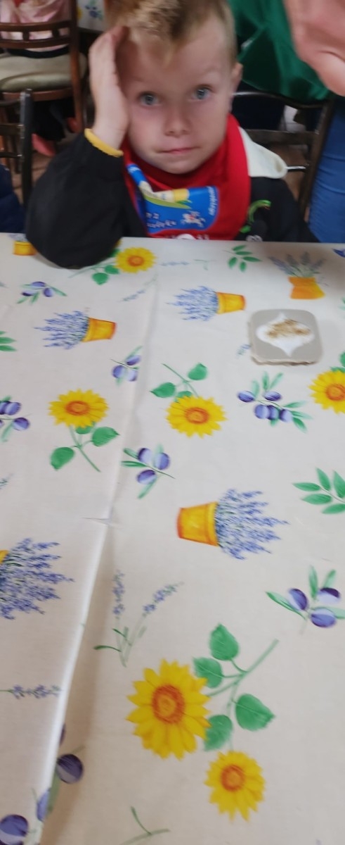 	Dnia 22 maja 20205 roku dzieci  z grupy „Zajączki” oraz „Leśne Skrzaty” z oddziałów przedszkolnych przy SP2 udały się na wycieczkę do Zagrody Edukacyjnej „Ziołowy Dzbanek” . Podczas wizyty dzieci uczestniczyły w warsztatach, gdzie miały okazję własnoręcznie wykonać piękny prezent, który wręczą podczas  zbliżającego się
” Dnia Mamy”. Kolejną atrakcją dla dzieci był spacer po „Ogrodzie Ziołowym”, gdzie  miały okazję zobaczyć, powąchać  oraz poznać zastosowanie niektórych ziół. Natomiast w „Chacie Zielarskiej”miały okazję zobaczyć różne sprzęty codziennego użytku z dawnych lat. Dodatkową atrakcją dla dzieci było spotkanie ze zwierzętami w mini zoo, gdzie mogły dosyć nieśmiało z małą dozą niepewności nakarmić znajdujące się tam zwierzęta. Na zakończenie pełnej emocji wizyty dzieci zjadły przygotowane przez gospodarzy pyszne czekoladowe babeczki i wypiły domowy kompot. Uśmiech na twarzach dzieci był najlepszym dowodem na to , iż wycieczkę możemy uznać za udaną :)
