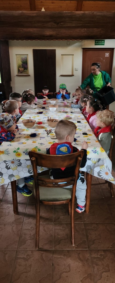 	Dnia 22 maja 20205 roku dzieci  z grupy „Zajączki” oraz „Leśne Skrzaty” z oddziałów przedszkolnych przy SP2 udały się na wycieczkę do Zagrody Edukacyjnej „Ziołowy Dzbanek” . Podczas wizyty dzieci uczestniczyły w warsztatach, gdzie miały okazję własnoręcznie wykonać piękny prezent, który wręczą podczas  zbliżającego się
” Dnia Mamy”. Kolejną atrakcją dla dzieci był spacer po „Ogrodzie Ziołowym”, gdzie  miały okazję zobaczyć, powąchać  oraz poznać zastosowanie niektórych ziół. Natomiast w „Chacie Zielarskiej”miały okazję zobaczyć różne sprzęty codziennego użytku z dawnych lat. Dodatkową atrakcją dla dzieci było spotkanie ze zwierzętami w mini zoo, gdzie mogły dosyć nieśmiało z małą dozą niepewności nakarmić znajdujące się tam zwierzęta. Na zakończenie pełnej emocji wizyty dzieci zjadły przygotowane przez gospodarzy pyszne czekoladowe babeczki i wypiły domowy kompot. Uśmiech na twarzach dzieci był najlepszym dowodem na to , iż wycieczkę możemy uznać za udaną :)
