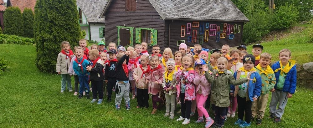 	Dnia 22 maja 20205 roku dzieci  z grupy „Zajączki” oraz „Leśne Skrzaty” z oddziałów przedszkolnych przy SP2 udały się na wycieczkę do Zagrody Edukacyjnej „Ziołowy Dzbanek” . Podczas wizyty dzieci uczestniczyły w warsztatach, gdzie miały okazję własnoręcznie wykonać piękny prezent, który wręczą podczas  zbliżającego się
” Dnia Mamy”. Kolejną atrakcją dla dzieci był spacer po „Ogrodzie Ziołowym”, gdzie  miały okazję zobaczyć, powąchać  oraz poznać zastosowanie niektórych ziół. Natomiast w „Chacie Zielarskiej”miały okazję zobaczyć różne sprzęty codziennego użytku z dawnych lat. Dodatkową atrakcją dla dzieci było spotkanie ze zwierzętami w mini zoo, gdzie mogły dosyć nieśmiało z małą dozą niepewności nakarmić znajdujące się tam zwierzęta. Na zakończenie pełnej emocji wizyty dzieci zjadły przygotowane przez gospodarzy pyszne czekoladowe babeczki i wypiły domowy kompot. Uśmiech na twarzach dzieci był najlepszym dowodem na to , iż wycieczkę możemy uznać za udaną :)
