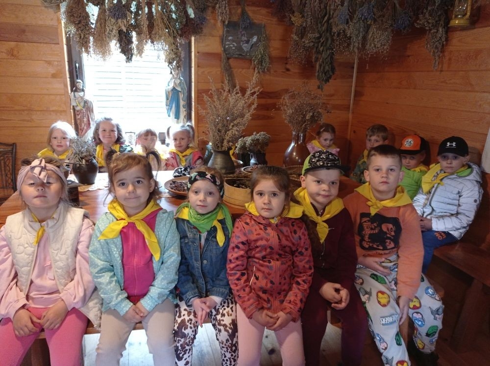 Dnia 22 maja 20205 roku dzieci z grupy „Zajączki” oraz „Leśne Skrzaty” z oddziałów przedszkolnych przy SP2 udały się na wycieczkę do Zagrody Edukacyjnej „Ziołowy Dzbanek” . Podczas wizyty dzieci uczestniczyły w warsztatach, gdzie miały okazję własnoręcznie wykonać piękny prezent, który wręczą podczas zbliżającego się
” Dnia Mamy”. Kolejną atrakcją dla dzieci był spacer po „Ogrodzie Ziołowym”, gdzie miały okazję zobaczyć, powąchać oraz poznać zastosowanie niektórych ziół. Natomiast w „Chacie Zielarskiej”miały okazję zobaczyć różne sprzęty codziennego użytku z dawnych lat. Dodatkową atrakcją dla dzieci było spotkanie ze zwierzętami w mini zoo, gdzie mogły dosyć nieśmiało z małą dozą niepewności nakarmić znajdujące się tam zwierzęta. Na zakończenie pełnej emocji wizyty dzieci zjadły przygotowane przez gospodarzy pyszne czekoladowe babeczki i wypiły domowy kompot. Uśmiech na twarzach dzieci był najlepszym dowodem na to , iż wycieczkę możemy uznać za udaną :)