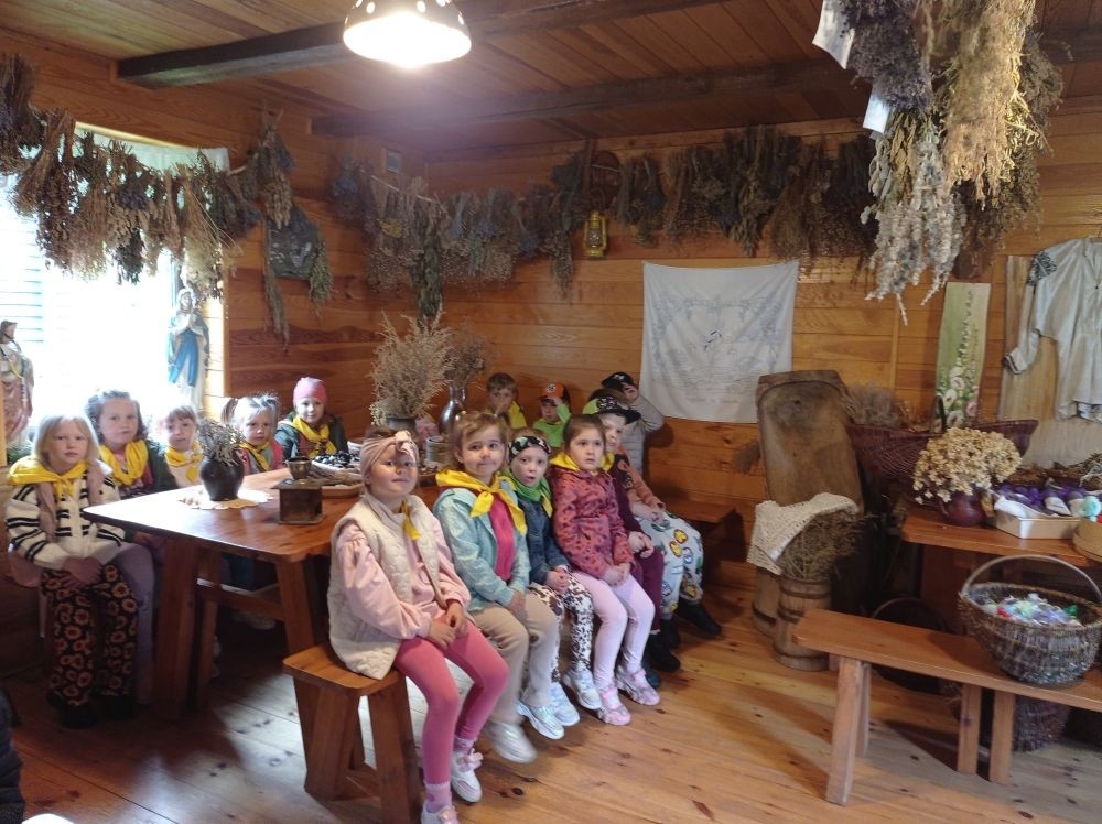 Dnia 22 maja 20205 roku dzieci z grupy „Zajączki” oraz „Leśne Skrzaty” z oddziałów przedszkolnych przy SP2 udały się na wycieczkę do Zagrody Edukacyjnej „Ziołowy Dzbanek” . Podczas wizyty dzieci uczestniczyły w warsztatach, gdzie miały okazję własnoręcznie wykonać piękny prezent, który wręczą podczas zbliżającego się
” Dnia Mamy”. Kolejną atrakcją dla dzieci był spacer po „Ogrodzie Ziołowym”, gdzie miały okazję zobaczyć, powąchać oraz poznać zastosowanie niektórych ziół. Natomiast w „Chacie Zielarskiej”miały okazję zobaczyć różne sprzęty codziennego użytku z dawnych lat. Dodatkową atrakcją dla dzieci było spotkanie ze zwierzętami w mini zoo, gdzie mogły dosyć nieśmiało z małą dozą niepewności nakarmić znajdujące się tam zwierzęta. Na zakończenie pełnej emocji wizyty dzieci zjadły przygotowane przez gospodarzy pyszne czekoladowe babeczki i wypiły domowy kompot. Uśmiech na twarzach dzieci był najlepszym dowodem na to , iż wycieczkę możemy uznać za udaną :)