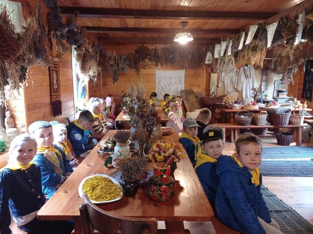 Dnia 22 maja 20205 roku dzieci z grupy „Zajączki” oraz „Leśne Skrzaty” z oddziałów przedszkolnych przy SP2 udały się na wycieczkę do Zagrody Edukacyjnej „Ziołowy Dzbanek” . Podczas wizyty dzieci uczestniczyły w warsztatach, gdzie miały okazję własnoręcznie wykonać piękny prezent, który wręczą podczas zbliżającego się
” Dnia Mamy”. Kolejną atrakcją dla dzieci był spacer po „Ogrodzie Ziołowym”, gdzie miały okazję zobaczyć, powąchać oraz poznać zastosowanie niektórych ziół. Natomiast w „Chacie Zielarskiej”miały okazję zobaczyć różne sprzęty codziennego użytku z dawnych lat. Dodatkową atrakcją dla dzieci było spotkanie ze zwierzętami w mini zoo, gdzie mogły dosyć nieśmiało z małą dozą niepewności nakarmić znajdujące się tam zwierzęta. Na zakończenie pełnej emocji wizyty dzieci zjadły przygotowane przez gospodarzy pyszne czekoladowe babeczki i wypiły domowy kompot. Uśmiech na twarzach dzieci był najlepszym dowodem na to , iż wycieczkę możemy uznać za udaną :)