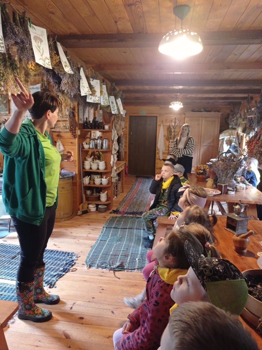 Dnia 22 maja 20205 roku dzieci z grupy „Zajączki” oraz „Leśne Skrzaty” z oddziałów przedszkolnych przy SP2 udały się na wycieczkę do Zagrody Edukacyjnej „Ziołowy Dzbanek” . Podczas wizyty dzieci uczestniczyły w warsztatach, gdzie miały okazję własnoręcznie wykonać piękny prezent, który wręczą podczas zbliżającego się
” Dnia Mamy”. Kolejną atrakcją dla dzieci był spacer po „Ogrodzie Ziołowym”, gdzie miały okazję zobaczyć, powąchać oraz poznać zastosowanie niektórych ziół. Natomiast w „Chacie Zielarskiej”miały okazję zobaczyć różne sprzęty codziennego użytku z dawnych lat. Dodatkową atrakcją dla dzieci było spotkanie ze zwierzętami w mini zoo, gdzie mogły dosyć nieśmiało z małą dozą niepewności nakarmić znajdujące się tam zwierzęta. Na zakończenie pełnej emocji wizyty dzieci zjadły przygotowane przez gospodarzy pyszne czekoladowe babeczki i wypiły domowy kompot. Uśmiech na twarzach dzieci był najlepszym dowodem na to , iż wycieczkę możemy uznać za udaną :)