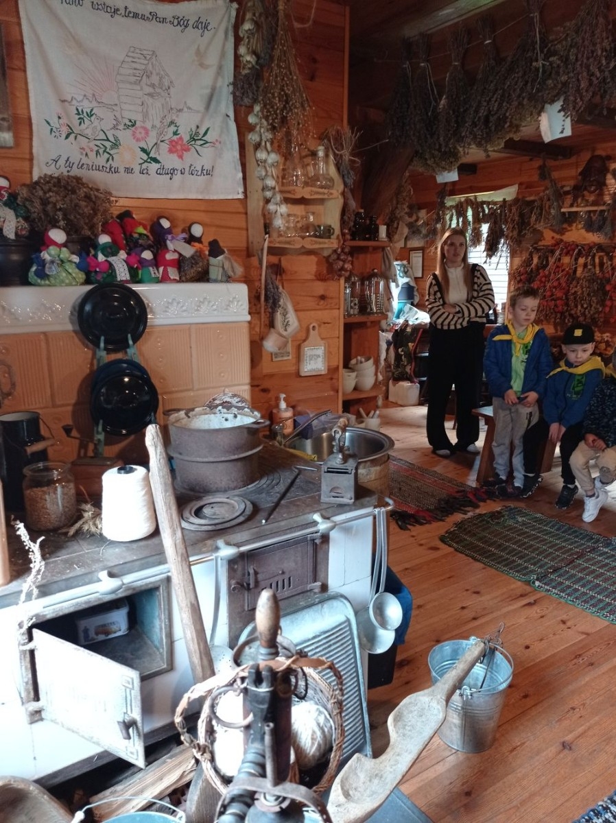 Dnia 22 maja 20205 roku dzieci z grupy „Zajączki” oraz „Leśne Skrzaty” z oddziałów przedszkolnych przy SP2 udały się na wycieczkę do Zagrody Edukacyjnej „Ziołowy Dzbanek” . Podczas wizyty dzieci uczestniczyły w warsztatach, gdzie miały okazję własnoręcznie wykonać piękny prezent, który wręczą podczas zbliżającego się
” Dnia Mamy”. Kolejną atrakcją dla dzieci był spacer po „Ogrodzie Ziołowym”, gdzie miały okazję zobaczyć, powąchać oraz poznać zastosowanie niektórych ziół. Natomiast w „Chacie Zielarskiej”miały okazję zobaczyć różne sprzęty codziennego użytku z dawnych lat. Dodatkową atrakcją dla dzieci było spotkanie ze zwierzętami w mini zoo, gdzie mogły dosyć nieśmiało z małą dozą niepewności nakarmić znajdujące się tam zwierzęta. Na zakończenie pełnej emocji wizyty dzieci zjadły przygotowane przez gospodarzy pyszne czekoladowe babeczki i wypiły domowy kompot. Uśmiech na twarzach dzieci był najlepszym dowodem na to , iż wycieczkę możemy uznać za udaną :)