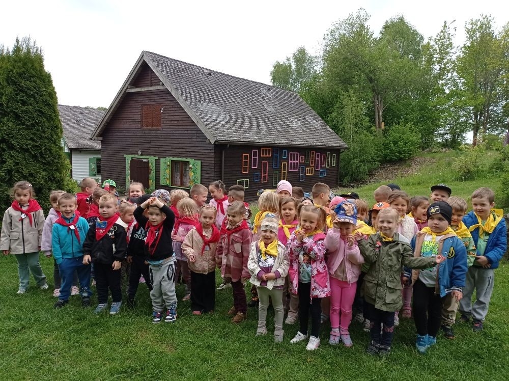 Dnia 22 maja 20205 roku dzieci z grupy „Zajączki” oraz „Leśne Skrzaty” z oddziałów przedszkolnych przy SP2 udały się na wycieczkę do Zagrody Edukacyjnej „Ziołowy Dzbanek” . Podczas wizyty dzieci uczestniczyły w warsztatach, gdzie miały okazję własnoręcznie wykonać piękny prezent, który wręczą podczas zbliżającego się
” Dnia Mamy”. Kolejną atrakcją dla dzieci był spacer po „Ogrodzie Ziołowym”, gdzie miały okazję zobaczyć, powąchać oraz poznać zastosowanie niektórych ziół. Natomiast w „Chacie Zielarskiej”miały okazję zobaczyć różne sprzęty codziennego użytku z dawnych lat. Dodatkową atrakcją dla dzieci było spotkanie ze zwierzętami w mini zoo, gdzie mogły dosyć nieśmiało z małą dozą niepewności nakarmić znajdujące się tam zwierzęta. Na zakończenie pełnej emocji wizyty dzieci zjadły przygotowane przez gospodarzy pyszne czekoladowe babeczki i wypiły domowy kompot. Uśmiech na twarzach dzieci był najlepszym dowodem na to , iż wycieczkę możemy uznać za udaną :)