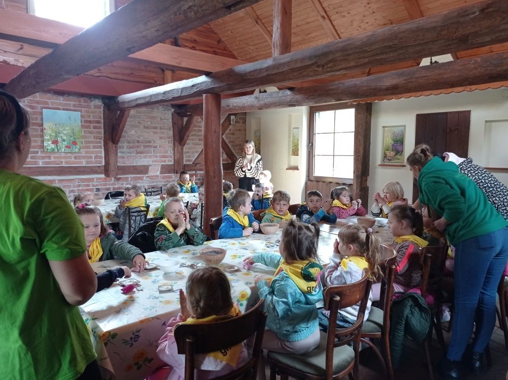 Dnia 22 maja 20205 roku dzieci z grupy „Zajączki” oraz „Leśne Skrzaty” z oddziałów przedszkolnych przy SP2 udały się na wycieczkę do Zagrody Edukacyjnej „Ziołowy Dzbanek” . Podczas wizyty dzieci uczestniczyły w warsztatach, gdzie miały okazję własnoręcznie wykonać piękny prezent, który wręczą podczas zbliżającego się
” Dnia Mamy”. Kolejną atrakcją dla dzieci był spacer po „Ogrodzie Ziołowym”, gdzie miały okazję zobaczyć, powąchać oraz poznać zastosowanie niektórych ziół. Natomiast w „Chacie Zielarskiej”miały okazję zobaczyć różne sprzęty codziennego użytku z dawnych lat. Dodatkową atrakcją dla dzieci było spotkanie ze zwierzętami w mini zoo, gdzie mogły dosyć nieśmiało z małą dozą niepewności nakarmić znajdujące się tam zwierzęta. Na zakończenie pełnej emocji wizyty dzieci zjadły przygotowane przez gospodarzy pyszne czekoladowe babeczki i wypiły domowy kompot. Uśmiech na twarzach dzieci był najlepszym dowodem na to , iż wycieczkę możemy uznać za udaną :)