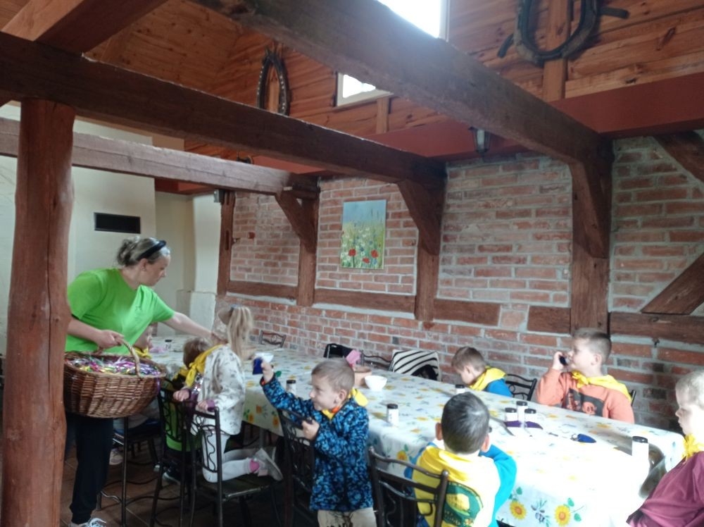 Dnia 22 maja 20205 roku dzieci z grupy „Zajączki” oraz „Leśne Skrzaty” z oddziałów przedszkolnych przy SP2 udały się na wycieczkę do Zagrody Edukacyjnej „Ziołowy Dzbanek” . Podczas wizyty dzieci uczestniczyły w warsztatach, gdzie miały okazję własnoręcznie wykonać piękny prezent, który wręczą podczas zbliżającego się
” Dnia Mamy”. Kolejną atrakcją dla dzieci był spacer po „Ogrodzie Ziołowym”, gdzie miały okazję zobaczyć, powąchać oraz poznać zastosowanie niektórych ziół. Natomiast w „Chacie Zielarskiej”miały okazję zobaczyć różne sprzęty codziennego użytku z dawnych lat. Dodatkową atrakcją dla dzieci było spotkanie ze zwierzętami w mini zoo, gdzie mogły dosyć nieśmiało z małą dozą niepewności nakarmić znajdujące się tam zwierzęta. Na zakończenie pełnej emocji wizyty dzieci zjadły przygotowane przez gospodarzy pyszne czekoladowe babeczki i wypiły domowy kompot. Uśmiech na twarzach dzieci był najlepszym dowodem na to , iż wycieczkę możemy uznać za udaną :)