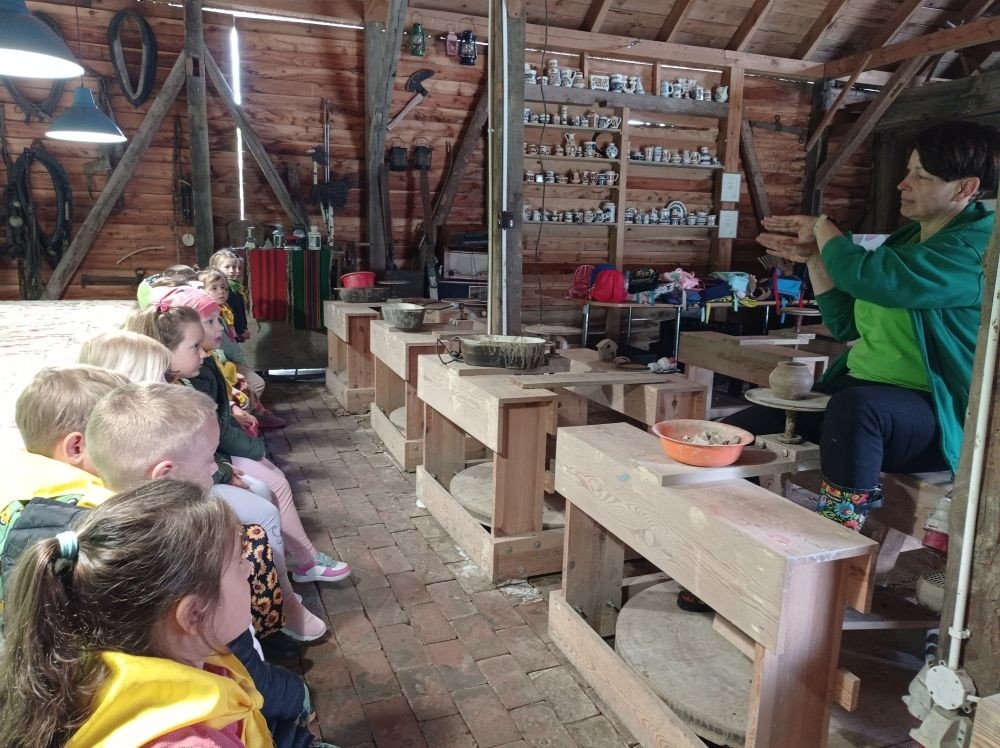 Dnia 22 maja 20205 roku dzieci z grupy „Zajączki” oraz „Leśne Skrzaty” z oddziałów przedszkolnych przy SP2 udały się na wycieczkę do Zagrody Edukacyjnej „Ziołowy Dzbanek” . Podczas wizyty dzieci uczestniczyły w warsztatach, gdzie miały okazję własnoręcznie wykonać piękny prezent, który wręczą podczas zbliżającego się
” Dnia Mamy”. Kolejną atrakcją dla dzieci był spacer po „Ogrodzie Ziołowym”, gdzie miały okazję zobaczyć, powąchać oraz poznać zastosowanie niektórych ziół. Natomiast w „Chacie Zielarskiej”miały okazję zobaczyć różne sprzęty codziennego użytku z dawnych lat. Dodatkową atrakcją dla dzieci było spotkanie ze zwierzętami w mini zoo, gdzie mogły dosyć nieśmiało z małą dozą niepewności nakarmić znajdujące się tam zwierzęta. Na zakończenie pełnej emocji wizyty dzieci zjadły przygotowane przez gospodarzy pyszne czekoladowe babeczki i wypiły domowy kompot. Uśmiech na twarzach dzieci był najlepszym dowodem na to , iż wycieczkę możemy uznać za udaną :)