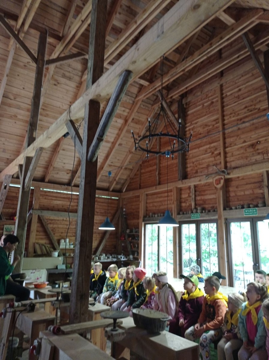 Dnia 22 maja 20205 roku dzieci z grupy „Zajączki” oraz „Leśne Skrzaty” z oddziałów przedszkolnych przy SP2 udały się na wycieczkę do Zagrody Edukacyjnej „Ziołowy Dzbanek” . Podczas wizyty dzieci uczestniczyły w warsztatach, gdzie miały okazję własnoręcznie wykonać piękny prezent, który wręczą podczas zbliżającego się
” Dnia Mamy”. Kolejną atrakcją dla dzieci był spacer po „Ogrodzie Ziołowym”, gdzie miały okazję zobaczyć, powąchać oraz poznać zastosowanie niektórych ziół. Natomiast w „Chacie Zielarskiej”miały okazję zobaczyć różne sprzęty codziennego użytku z dawnych lat. Dodatkową atrakcją dla dzieci było spotkanie ze zwierzętami w mini zoo, gdzie mogły dosyć nieśmiało z małą dozą niepewności nakarmić znajdujące się tam zwierzęta. Na zakończenie pełnej emocji wizyty dzieci zjadły przygotowane przez gospodarzy pyszne czekoladowe babeczki i wypiły domowy kompot. Uśmiech na twarzach dzieci był najlepszym dowodem na to , iż wycieczkę możemy uznać za udaną :)