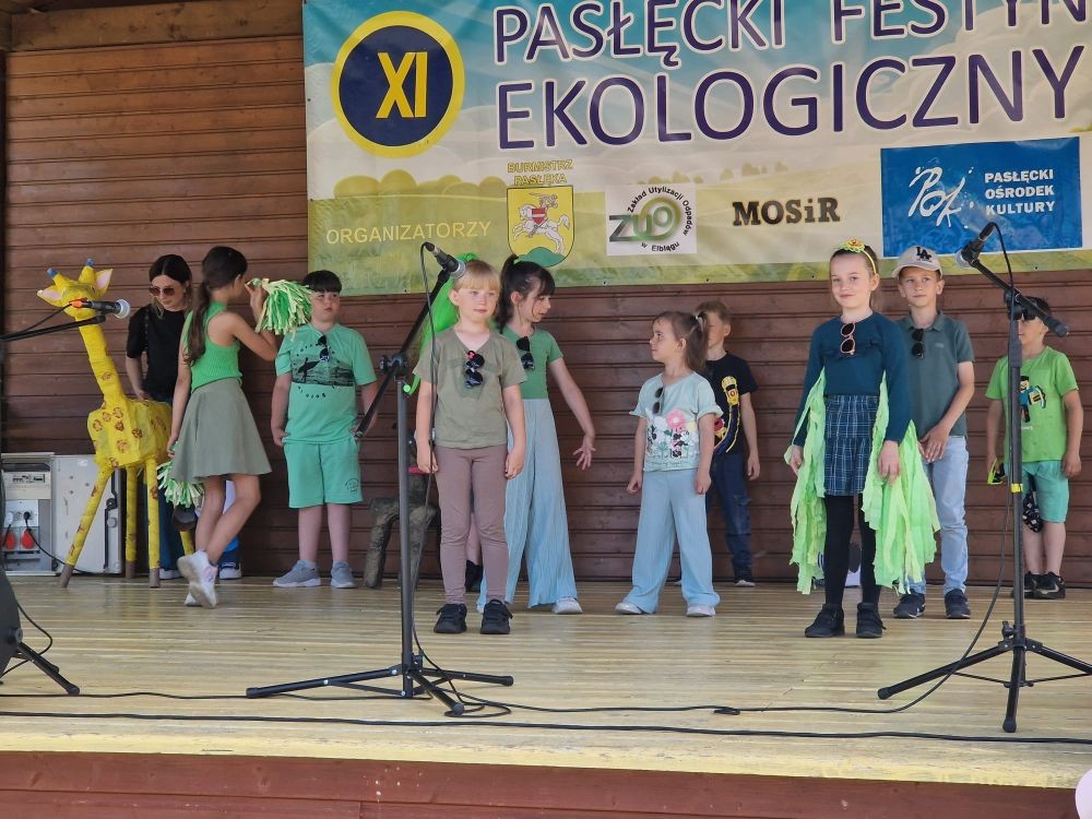 Uczniowie klas pierwszych na XI Pasłęckim Festynie Ekologicznym