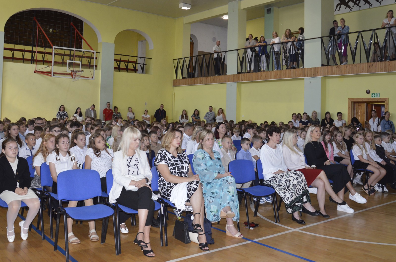 1 września 2025 roku w naszej szkole odbyły się dwie uroczyste akademie z okazji rozpoczęcia nowego roku szkolnego.
W pierwszej części uczestniczyli uczniowie klas IV–VIII. Podczas uroczystości Pani Dyrektor Agnieszka Cieklińska życzyła wszystkim uczniom, nauczycielom i pracownikom szkoły owocnej pracy oraz wielu sukcesów w nadchodzącym roku szkolnym. Głos zabrała również przewodnicząca Rady Rodziców - Pani Anna Szymanek, przekazując serdeczne życzenia powodzenia i satysfakcji z podejmowanych działań.
Druga akademia była skierowana do uczniów klas I–III. Szczególnie uroczystym momentem było ślubowanie uczniów klas pierwszych, którzy oficjalnie dołączyli do społeczności szkolnej. Swoją obecnością zaszczyciła nas Pani Elżbieta Wasiuk - Burmistrz Pasłęka oraz przedstawicielka Rady Rodziców - Pani Monika Cendrowska, które również skierowały ciepłe słowa do uczniów i ich rodzin, życząc pomyślności oraz wielu radosnych chwil w nowym roku szkolnym.
Dziękujemy wszystkim za udział w uroczystości i życzymy wspaniałego roku pełnego wiedzy, wyzwań i sukcesów!