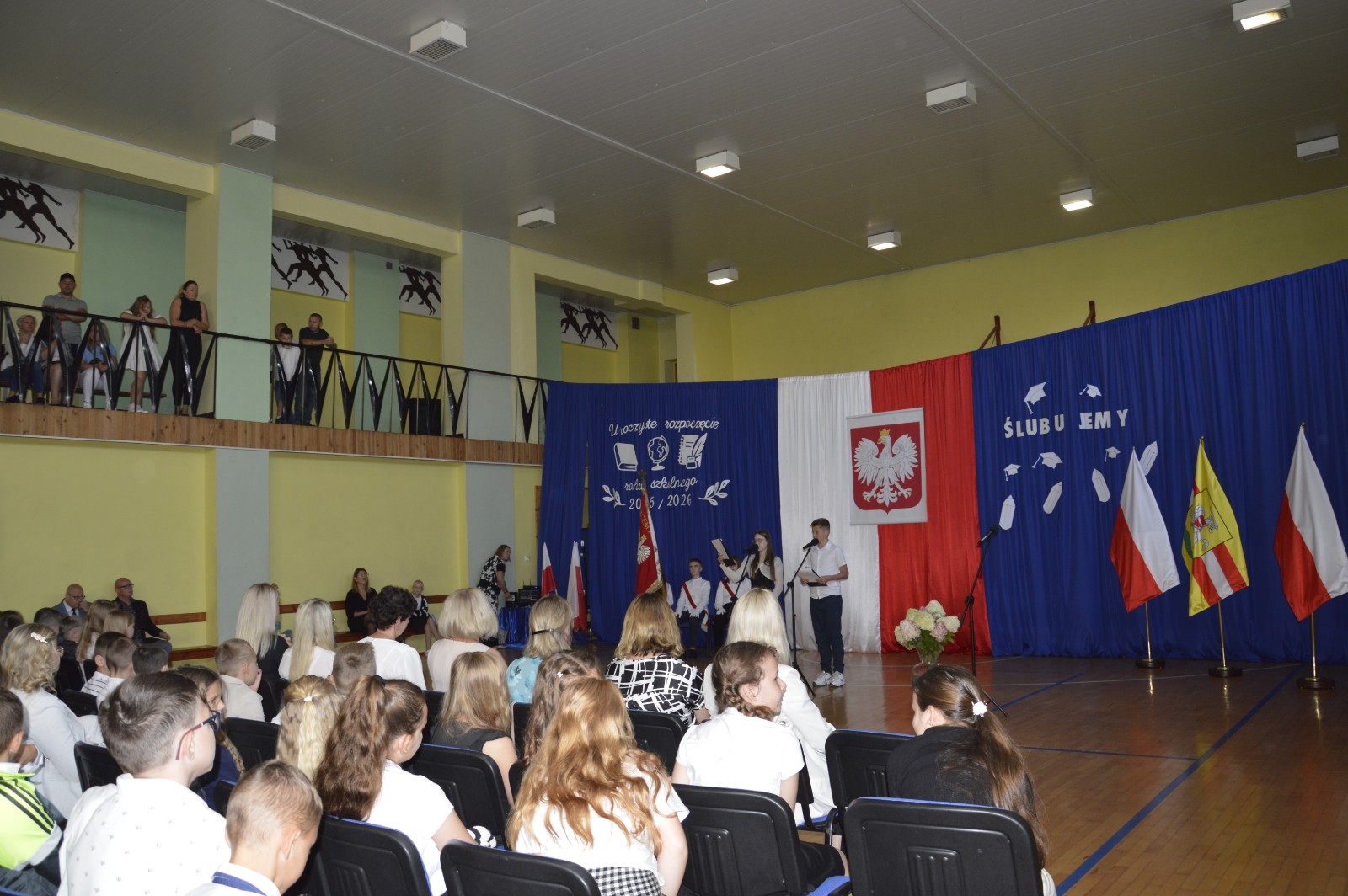 1 września 2025 roku w naszej szkole odbyły się dwie uroczyste akademie z okazji rozpoczęcia nowego roku szkolnego.
W pierwszej części uczestniczyli uczniowie klas IV–VIII. Podczas uroczystości Pani Dyrektor Agnieszka Cieklińska życzyła wszystkim uczniom, nauczycielom i pracownikom szkoły owocnej pracy oraz wielu sukcesów w nadchodzącym roku szkolnym. Głos zabrała również przewodnicząca Rady Rodziców - Pani Anna Szymanek, przekazując serdeczne życzenia powodzenia i satysfakcji z podejmowanych działań.
Druga akademia była skierowana do uczniów klas I–III. Szczególnie uroczystym momentem było ślubowanie uczniów klas pierwszych, którzy oficjalnie dołączyli do społeczności szkolnej. Swoją obecnością zaszczyciła nas Pani Elżbieta Wasiuk - Burmistrz Pasłęka oraz przedstawicielka Rady Rodziców - Pani Monika Cendrowska, które również skierowały ciepłe słowa do uczniów i ich rodzin, życząc pomyślności oraz wielu radosnych chwil w nowym roku szkolnym.
Dziękujemy wszystkim za udział w uroczystości i życzymy wspaniałego roku pełnego wiedzy, wyzwań i sukcesów!