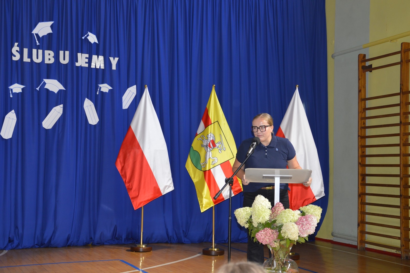 1 września 2025 roku w naszej szkole odbyły się dwie uroczyste akademie z okazji rozpoczęcia nowego roku szkolnego.
W pierwszej części uczestniczyli uczniowie klas IV–VIII. Podczas uroczystości Pani Dyrektor Agnieszka Cieklińska życzyła wszystkim uczniom, nauczycielom i pracownikom szkoły owocnej pracy oraz wielu sukcesów w nadchodzącym roku szkolnym. Głos zabrała również przewodnicząca Rady Rodziców - Pani Anna Szymanek, przekazując serdeczne życzenia powodzenia i satysfakcji z podejmowanych działań.
Druga akademia była skierowana do uczniów klas I–III. Szczególnie uroczystym momentem było ślubowanie uczniów klas pierwszych, którzy oficjalnie dołączyli do społeczności szkolnej. Swoją obecnością zaszczyciła nas Pani Elżbieta Wasiuk - Burmistrz Pasłęka oraz przedstawicielka Rady Rodziców - Pani Monika Cendrowska, które również skierowały ciepłe słowa do uczniów i ich rodzin, życząc pomyślności oraz wielu radosnych chwil w nowym roku szkolnym.
Dziękujemy wszystkim za udział w uroczystości i życzymy wspaniałego roku pełnego wiedzy, wyzwań i sukcesów!