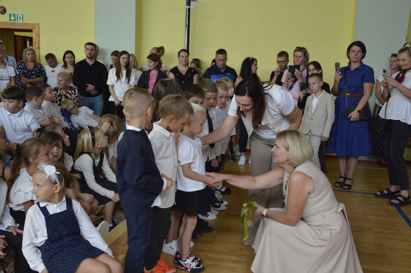 1 września 2025 roku w naszej szkole odbyły się dwie uroczyste akademie z okazji rozpoczęcia nowego roku szkolnego.
W pierwszej części uczestniczyli uczniowie klas IV–VIII. Podczas uroczystości Pani Dyrektor Agnieszka Cieklińska życzyła wszystkim uczniom, nauczycielom i pracownikom szkoły owocnej pracy oraz wielu sukcesów w nadchodzącym roku szkolnym. Głos zabrała również przewodnicząca Rady Rodziców - Pani Anna Szymanek, przekazując serdeczne życzenia powodzenia i satysfakcji z podejmowanych działań.
Druga akademia była skierowana do uczniów klas I–III. Szczególnie uroczystym momentem było ślubowanie uczniów klas pierwszych, którzy oficjalnie dołączyli do społeczności szkolnej. Swoją obecnością zaszczyciła nas Pani Elżbieta Wasiuk - Burmistrz Pasłęka oraz przedstawicielka Rady Rodziców - Pani Monika Cendrowska, które również skierowały ciepłe słowa do uczniów i ich rodzin, życząc pomyślności oraz wielu radosnych chwil w nowym roku szkolnym.
Dziękujemy wszystkim za udział w uroczystości i życzymy wspaniałego roku pełnego wiedzy, wyzwań i sukcesów!