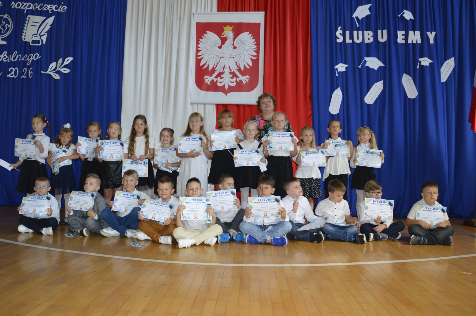 1 września 2025 roku w naszej szkole odbyły się dwie uroczyste akademie z okazji rozpoczęcia nowego roku szkolnego.
W pierwszej części uczestniczyli uczniowie klas IV–VIII. Podczas uroczystości Pani Dyrektor Agnieszka Cieklińska życzyła wszystkim uczniom, nauczycielom i pracownikom szkoły owocnej pracy oraz wielu sukcesów w nadchodzącym roku szkolnym. Głos zabrała również przewodnicząca Rady Rodziców - Pani Anna Szymanek, przekazując serdeczne życzenia powodzenia i satysfakcji z podejmowanych działań.
Druga akademia była skierowana do uczniów klas I–III. Szczególnie uroczystym momentem było ślubowanie uczniów klas pierwszych, którzy oficjalnie dołączyli do społeczności szkolnej. Swoją obecnością zaszczyciła nas Pani Elżbieta Wasiuk - Burmistrz Pasłęka oraz przedstawicielka Rady Rodziców - Pani Monika Cendrowska, które również skierowały ciepłe słowa do uczniów i ich rodzin, życząc pomyślności oraz wielu radosnych chwil w nowym roku szkolnym.
Dziękujemy wszystkim za udział w uroczystości i życzymy wspaniałego roku pełnego wiedzy, wyzwań i sukcesów!