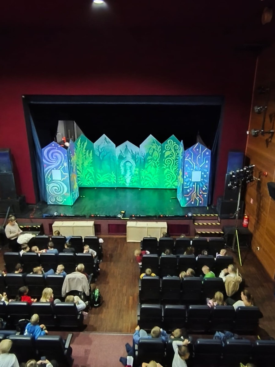 Uczniowie klas I–III na spektaklu "Czarodziejski ołówek"