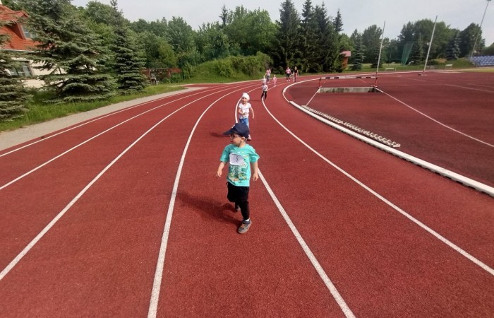 Dnia 13.06 dzieci z grup starszych naszego przedszkola wzięły udział w III Edycji Olimpiady Przedszkolaka. Na przedszkolaków czekały konkurencje sportowe przygotowane przez głównego organizatora tj. Pasłęcki Szkolny Związek Sportowy. Rywalizowaliśmy m.in. w biegach, slalomach z piłką, strzałach do bramki. Na koniec czekały na nas medale i słodkie niespodzianki.