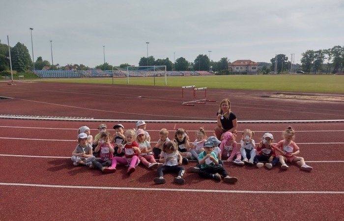 Dnia 13.06 dzieci z grup starszych naszego przedszkola wzięły udział w III Edycji Olimpiady Przedszkolaka. Na przedszkolaków czekały konkurencje sportowe przygotowane przez głównego organizatora tj. Pasłęcki Szkolny Związek Sportowy. Rywalizowaliśmy m.in. w biegach, slalomach z piłką, strzałach do bramki. Na koniec czekały na nas medale i słodkie niespodzianki.