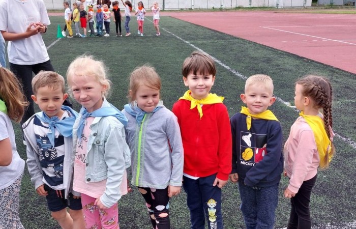 Dnia 13.06 dzieci z grup starszych naszego przedszkola wzięły udział w III Edycji Olimpiady Przedszkolaka. Na przedszkolaków czekały konkurencje sportowe przygotowane przez głównego organizatora tj. Pasłęcki Szkolny Związek Sportowy. Rywalizowaliśmy m.in. w biegach, slalomach z piłką, strzałach do bramki. Na koniec czekały na nas medale i słodkie niespodzianki.