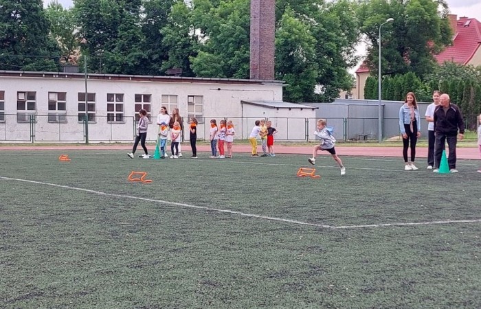 Dnia 13.06 dzieci z grup starszych naszego przedszkola wzięły udział w III Edycji Olimpiady Przedszkolaka. Na przedszkolaków czekały konkurencje sportowe przygotowane przez głównego organizatora tj. Pasłęcki Szkolny Związek Sportowy. Rywalizowaliśmy m.in. w biegach, slalomach z piłką, strzałach do bramki. Na koniec czekały na nas medale i słodkie niespodzianki.