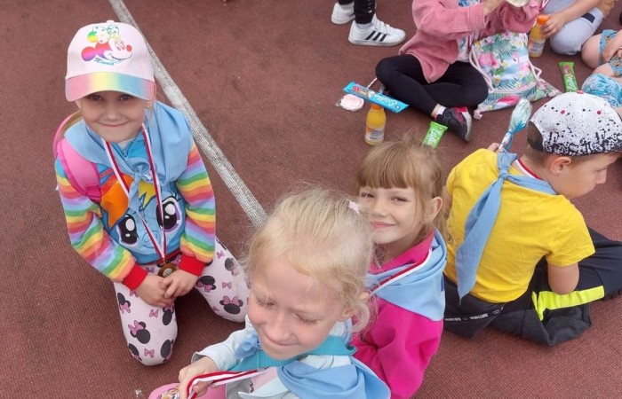 Dnia 13.06 dzieci z grup starszych naszego przedszkola wzięły udział w III Edycji Olimpiady Przedszkolaka. Na przedszkolaków czekały konkurencje sportowe przygotowane przez głównego organizatora tj. Pasłęcki Szkolny Związek Sportowy. Rywalizowaliśmy m.in. w biegach, slalomach z piłką, strzałach do bramki. Na koniec czekały na nas medale i słodkie niespodzianki.