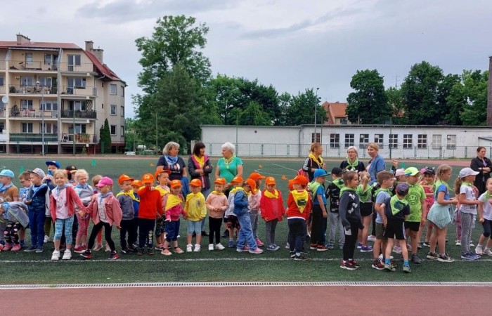 Dnia 13.06 dzieci z grup starszych naszego przedszkola wzięły udział w III Edycji Olimpiady Przedszkolaka. Na przedszkolaków czekały konkurencje sportowe przygotowane przez głównego organizatora tj. Pasłęcki Szkolny Związek Sportowy. Rywalizowaliśmy m.in. w biegach, slalomach z piłką, strzałach do bramki. Na koniec czekały na nas medale i słodkie niespodzianki.