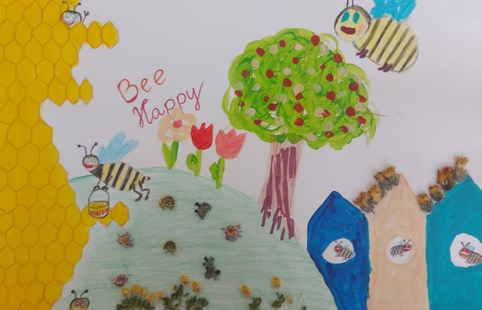 Warmińsko-Mazurski Ośrodek Doskonalenia Nauczycieli w Elblągu we współpracy z Zarządem Regionalnym Związku Pszczelarzy w Elblągu zorganizował  konkurs plastyczny pt. „Z każdej strony, pszczoły wymagają naszej ochrony”. Ideą konkursu jest przybliżenie w formie plastycznej tematyki związanej z zjawiskiem zmian klimatycznych mających wpływ na populację pszczół. Dzięki naszym pracom plastycznym postrzegamy problem ginięcia pszczół, które uważane są za gatunek zagrożony.Rozstrzygnięcie konkursu dopiero w sierpniu, ale cieszymy się, że mogliśmy wziąć w nim udział.