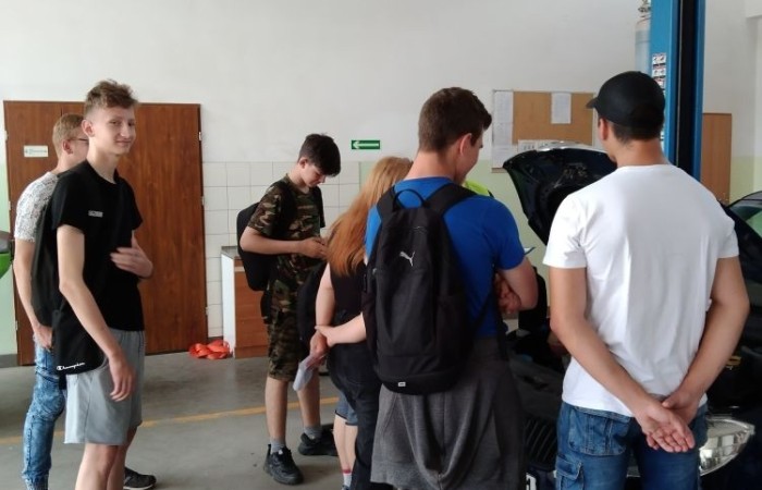 9 czerwca trzy klasy ósme udały się do Zespołu Szkół Ekonomicznych i Technicznych w Pasłęku. Wyjście zorganizowano w ramach zajęć z doradztwa zawodowego. Podczas pobytu w w/w placówce  uczniowie wzięli udział w konkursach i zabawach związanych z tematyką dostępnych tam kierunków kształcenia. Dzięki tego rodzaju aktywności mogli poznać bogatą ofertą odwiedzonej szkoły oraz pogłębić  wiedzę na temat m.in. ekonomii, agrobiznesu czy gastronomi. 
Zajęcia, w których uczniowie naszej szkoły wzięli udział były doskonałą okazją do ukazania im możliwych perspektyw na przyszłość . Zabawa była udana. Do szkoły wróciliśmy z pucharami i nagrodami za udział w konkurencjach.
